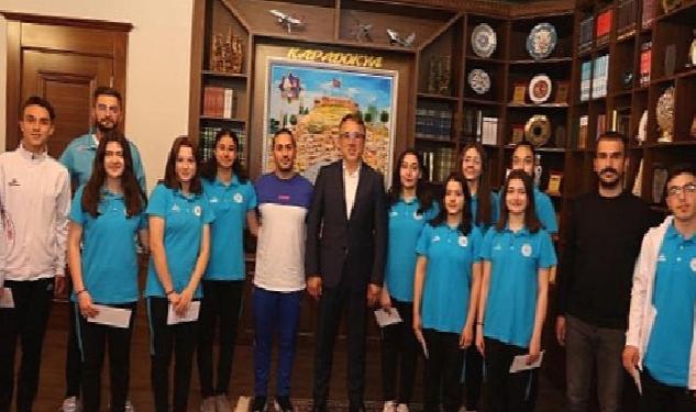 Başkan Savran Başarılı Sporcuları Ödüllendirdi