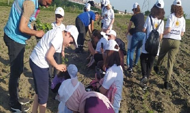 Çocuklar yerel fideleri toprakla buluşturdu