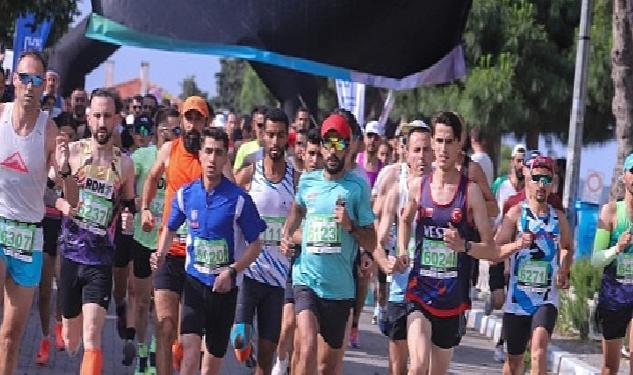 Ege’nin incisi Çeşme’de düzenlenen Salomon Çeşme Yarı Maratonu’nda birinciler belli oldu