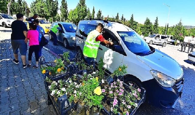 İzmir Büyükşehir Belediyesi’nden mezarlıklarda çiçek sürprizi