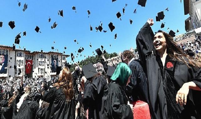 Koç Üniversitesi 29’uncu Dönem Mezunlarını Verdi