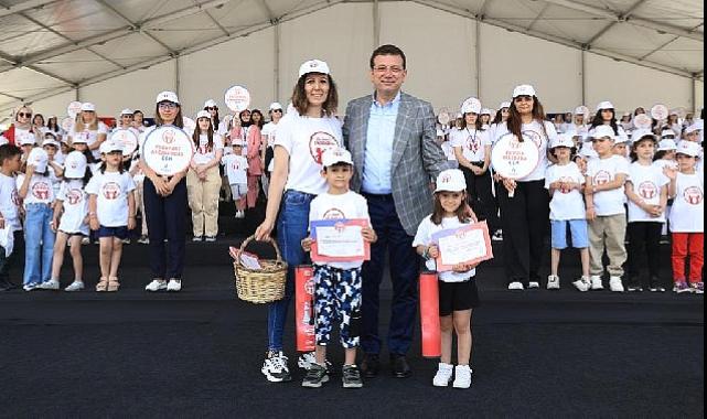 Kreş öğrencileri İmamoğlu’yla birlikte mezuniyet şapkalarını fırlattı