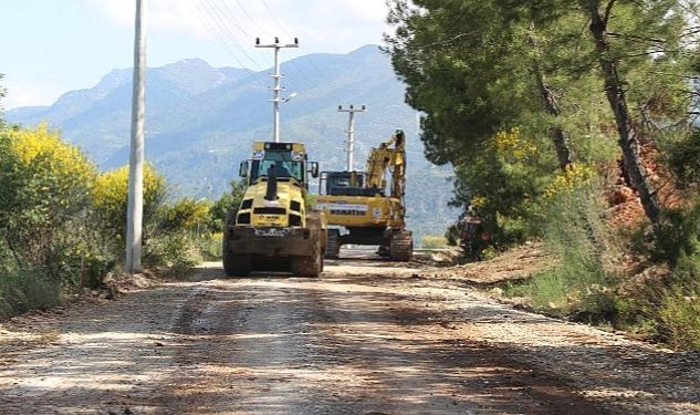 Kumluca’da Erentepe grup yolunda asfalt öncesi hazırlık