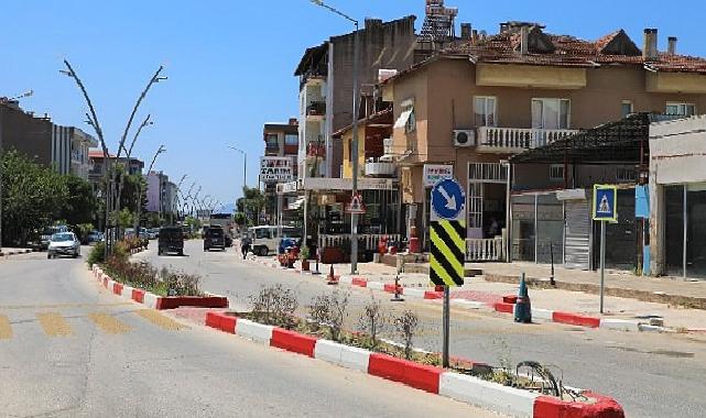 Menderes’te Kaldırımlar Kırmızı Beyaza Büründü