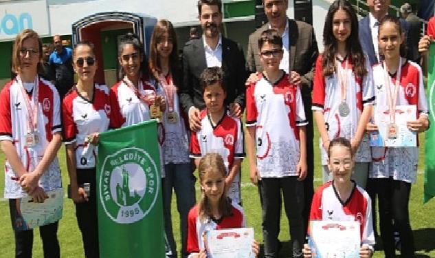 Sivas Belediyesi tarafından her yıl geleneksel olarak düzenlenen İlkokullar Arası Futbol Turnuvası sona erdi