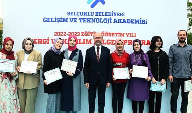 Törende kursiyerler sertifikalarını Selçuklu Belediye Başkanı Ahmet Pekyatırmacı ve Selçuklu İlçe Milli Eğitim Müdürü Turan Kayacılar’ın elinden aldı