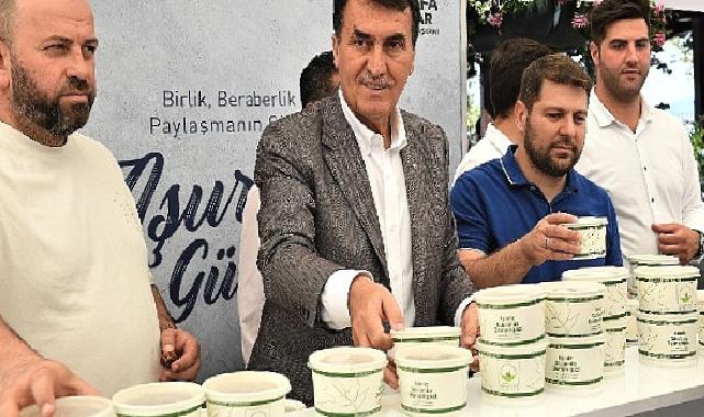 Başkan Dündar, vatandaşlara aşure ikram etti