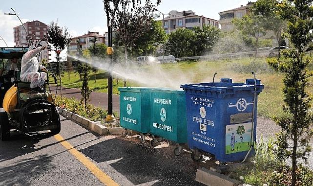 Belediye ekipleri sivrisinek ve haşereye karşı ilaçlama yapıyor 