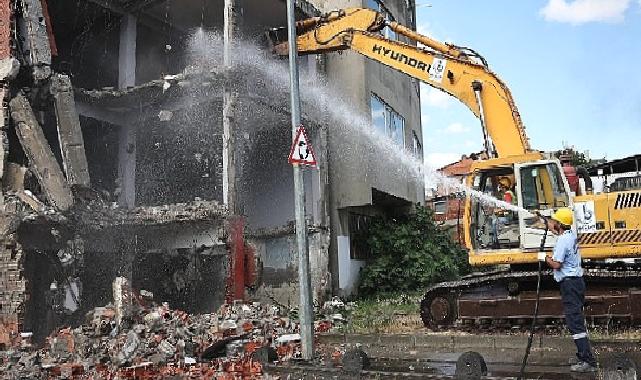 Fatih Mahallesi’ndeki 33 yıllık bina yıkıldı