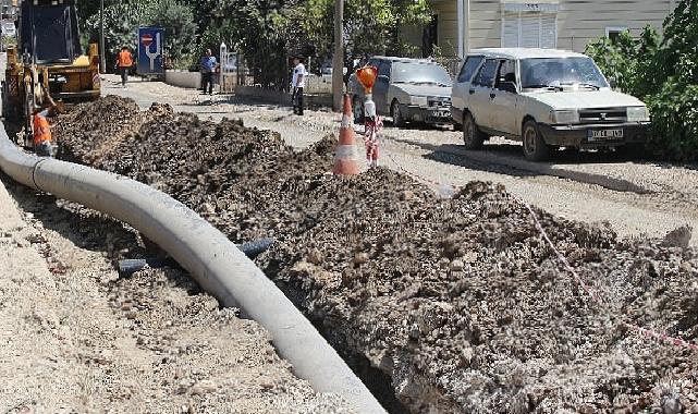 Finike merkezindeki eskiyen içme suyu boruları yenileniyor