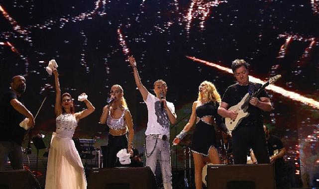 İstanbul Festivali’nde Hande Yener ve Serdar Ortaç Rüzgarı Esti