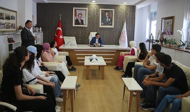 İzmir İl Milli Eğitim Müdürü Doç. Dr. Murat Mücahit Yentür LGS 2023’te Başarı Gösteren İmam Hatip Öğrencileriyle Bir Araya Geldi