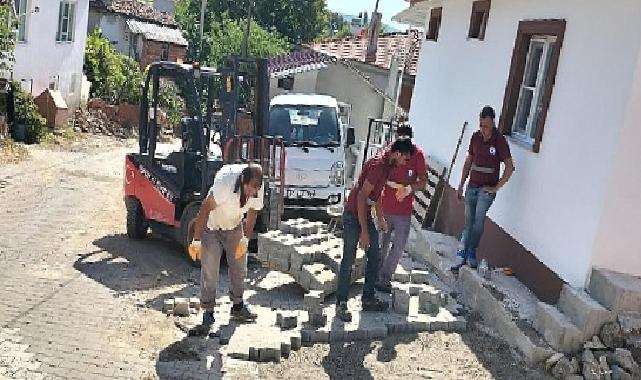 Kırsalda sokaklar parke taş ile örülüyor