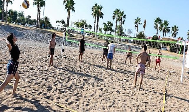 Antalya Büyükşehir’den Konyaaltı Plajı’na Ücretsiz Plaj Voleybol Sahaları