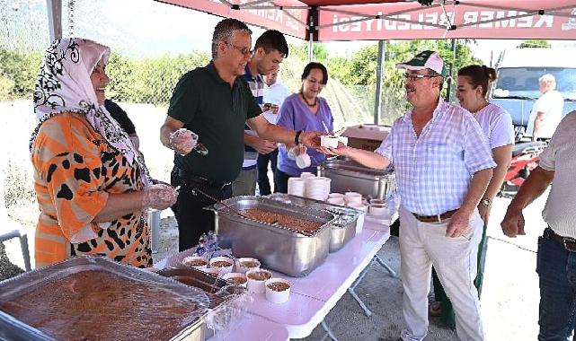 Başkan Topaloğlu vatandaşlara aşure ikram etti