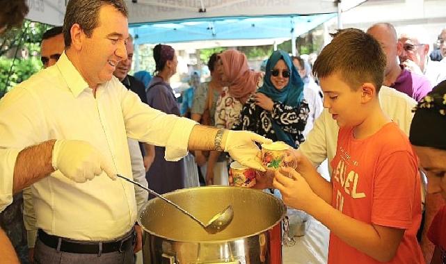 Bergama Belediye Başkanı Hakan Koştu aşure dağıttı