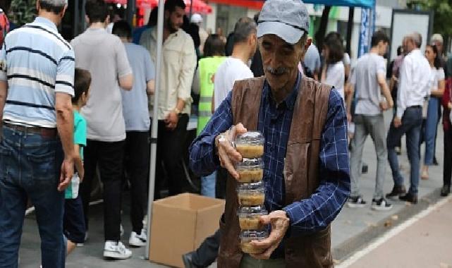 Büyükşehir’den Cumhuriyet Bulvarında aşure ikramı