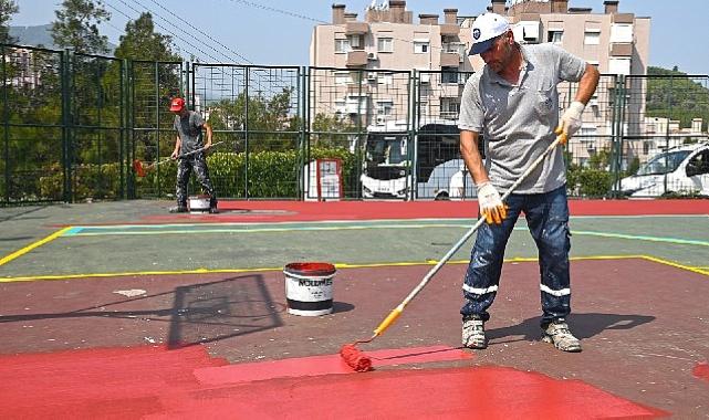 Karabağlar’ın parkları renkleniyor