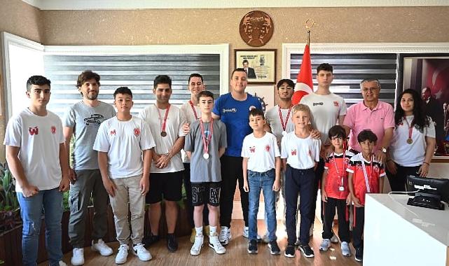 Kemer Belediyesi Kick Boks takımından Başkan Topaloğlu’na ziyaret