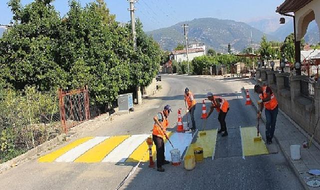 Antalya Büyükşehir ekipleri yaya geçitleri ve kasisleri boyuyor