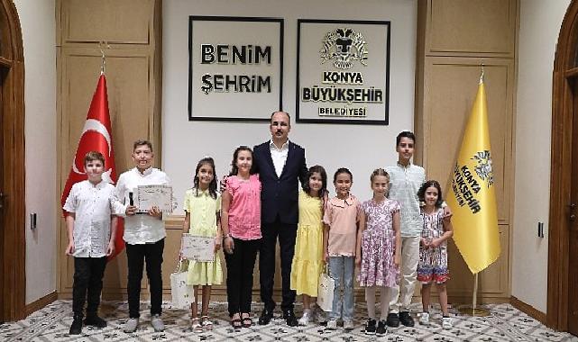 Başkan Altay Genç KOMEK Yaz Okulu’nda Başarılı Öğrencilere Hediyelerini Verdi