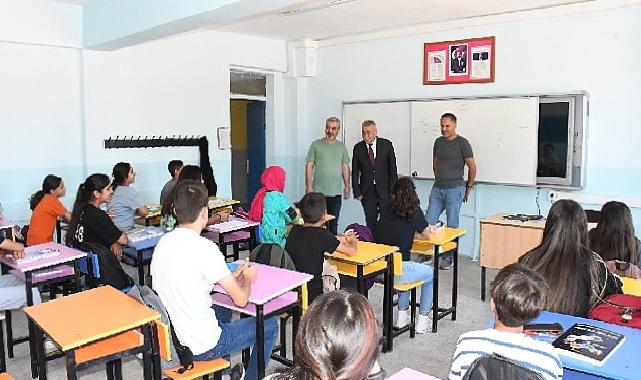 Başkan Tekin, okulun ilk günü öğrencileri yalnız bırakmadı