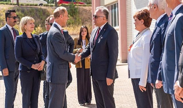 Edinburgh Dükü Prens Edward, Hacettepe Üniversitesi’nde Depremden Etkilenen Öğrencilerle Bir Araya Geldi ve Türkiye’nin İlk ‘Geri Dönüştürülebilir Konut Sistemi’ Projesinin Çalışmaları Hakkında Bilgi Aldı