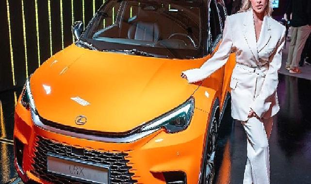 Hadise Londra’da Lexus’un Sanatsal Otoparkında LBX Cool ile Tanıştı