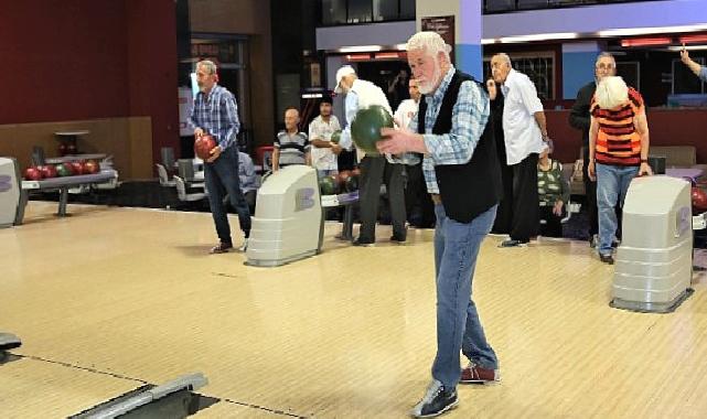 Huzurevi sakinleri bowling ile eğlendi