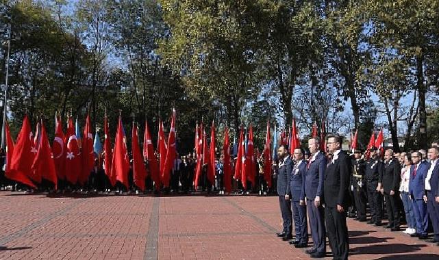 29 Ekim Cumhuriyet Bayramı’nın 100. yıldönümü kutlamaları, bugün Atatürk anıtı önünde düzenlenen çelenk sunma töreniyle başladı.