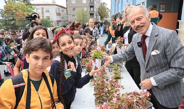 Bayrampaşa’da okullar begonya ile renklendi