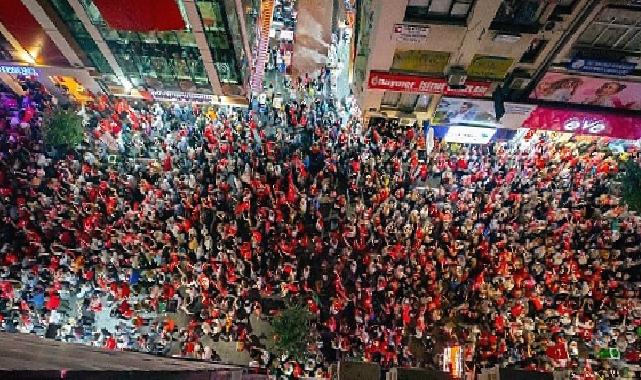 Binlerce Karşıyakalı Cumhuriyet aşkıyla sel oldu, sokaklara döküldü