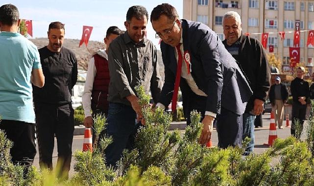 Cumhuriyet’in 100. Yılında 100 bin fidan dağıtıldı