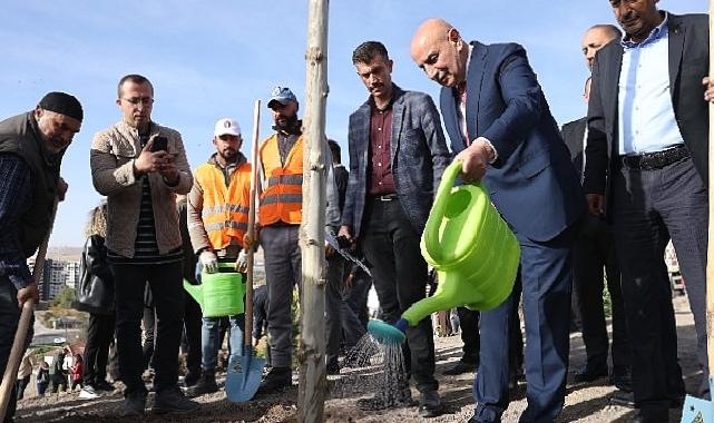 Cumhuriyet’in 100.yılına özel 100 bininci fidan toprakla buluşturuldu