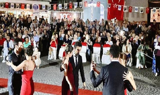 Didim’de Atatürk’ün sevdiği şarkılar ve vals gösterisi gerçekleştirildi