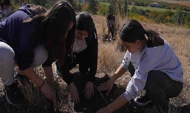 Ereğli’de Lise Medeniyet Akademisi ve Bilgehane Öğrencileri Cumhuriyet’in 100. Yılında 100 Fidanı Toprakla Buluşturdu