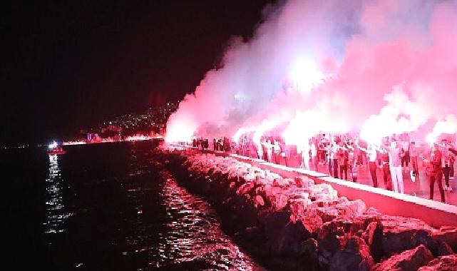 Gemlik’te binlerce meşale Cumhuriyet için yakıldı.