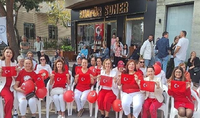 İzmir 100.yıla özel 100 türk kadınından 100 türk bayrağı