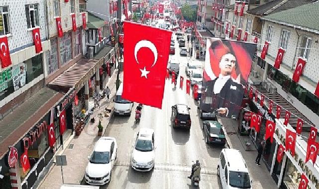 Kartepe’de sokaklar şanlı bayrağımızla donatıldı