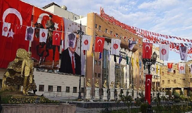 Keçiören’in cadde ve sokakları cumhuriyet’in 100.yılı kutlamaları için bayraklarla donatıldı