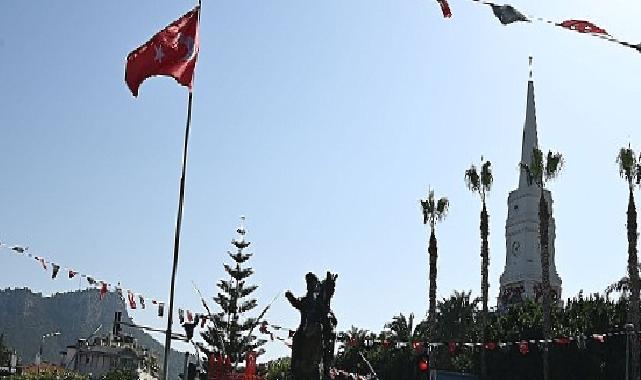 Kemer bayraklarla donatıldı