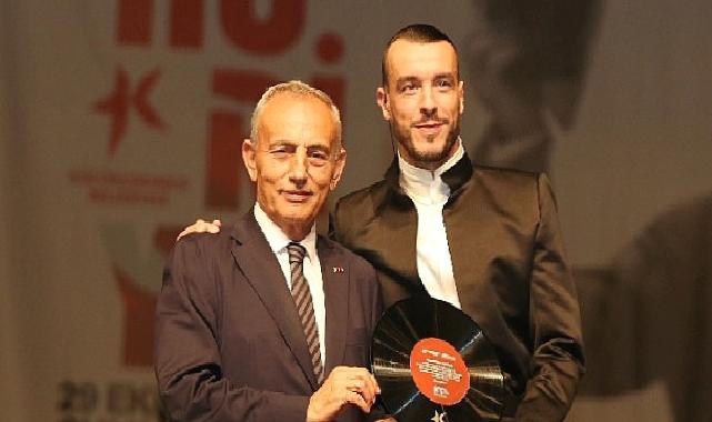 Küçükçekmece’de 100. yıl konserinde Cem Adrian sahne aldı