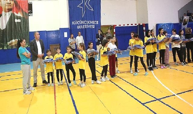 Küçükçekmece’de 3 Bin 600 Öğrenciye Spor Malzemesi Dağıtıldı