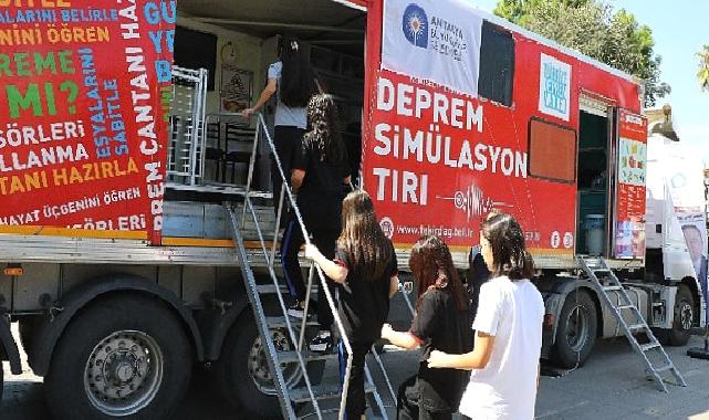 Öğrencilere Deprem Simülasyon Tırında Eğitim