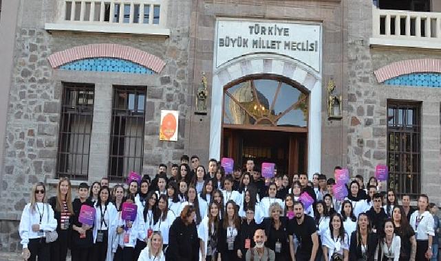 Toçev, cumhuriyet’in 100.yılında 100 çocuk ile birlikte Atatürk’ün huzuruna çıktı