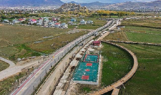 Van sahi yolu’nda peyzaj ve ağaçlandırma çalışması sürüyor