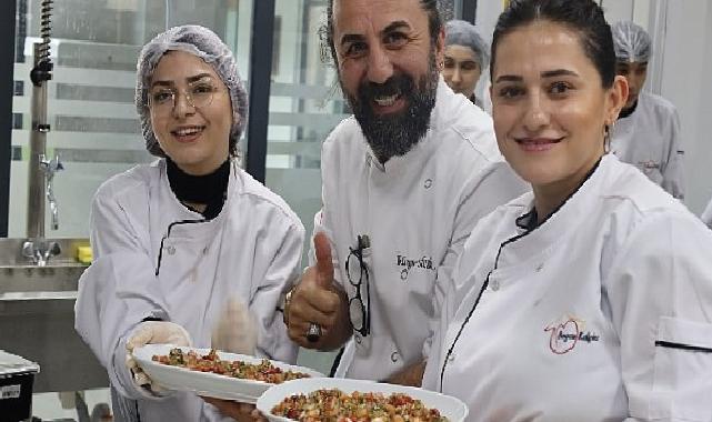 1. Geleneksel Yemek Yarışmasında jüri üyesi şefler, Gebze Beyaz Kalpler Eğitim ve Gelişim Merkezi’nde aşçılık eğitimi gören öğrencilere hayran kaldı