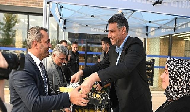 Başkan Kocaman meclis üyelerine ayva dağıttı