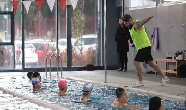 Çankaya’nın ilk kapalı yüzme havuzunda su cimlastiği ilgi görüyor