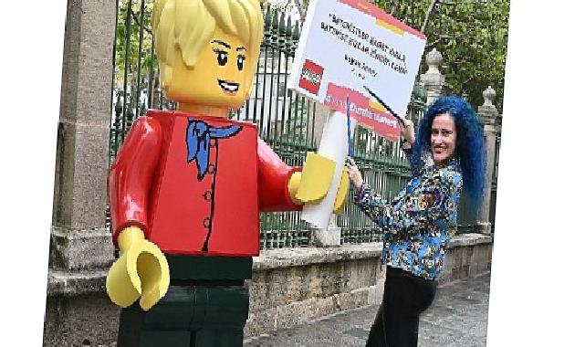 Dev LEGO® minifigürleri kızlara ilham vermek için sokağa çıktı!